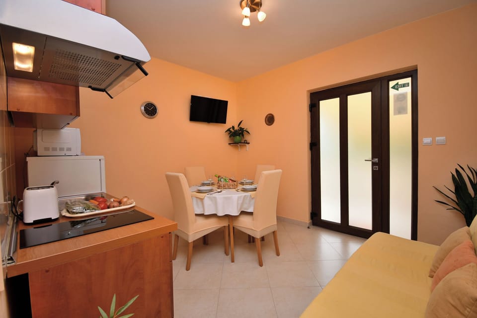 Apartment (A1) | Private kitchen | Fridge, microwave, stovetop, espresso maker
