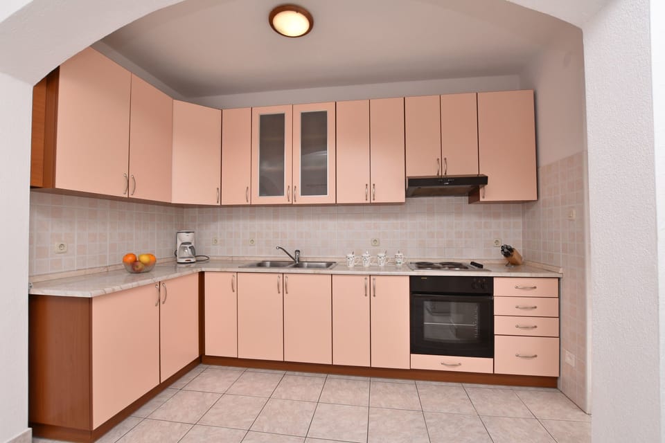Apartment (A1) | Private kitchen | Fridge, microwave, oven, stovetop
