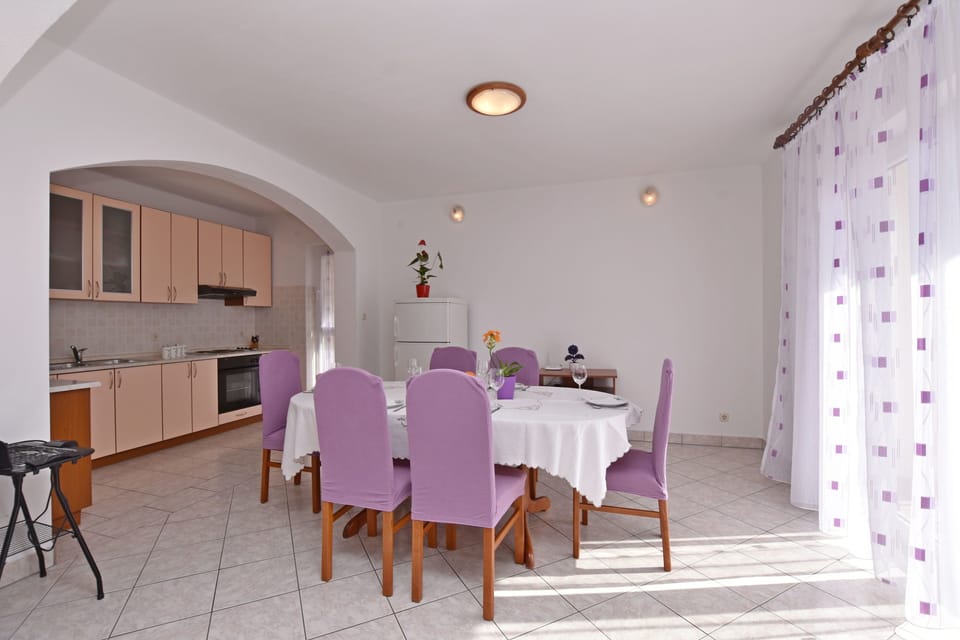 Apartment (A1) | Private kitchen | Fridge, microwave, oven, stovetop
