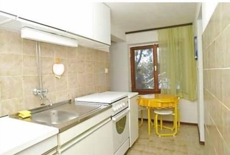 Private kitchen | Fridge, oven, stovetop, cookware/dishes/utensils