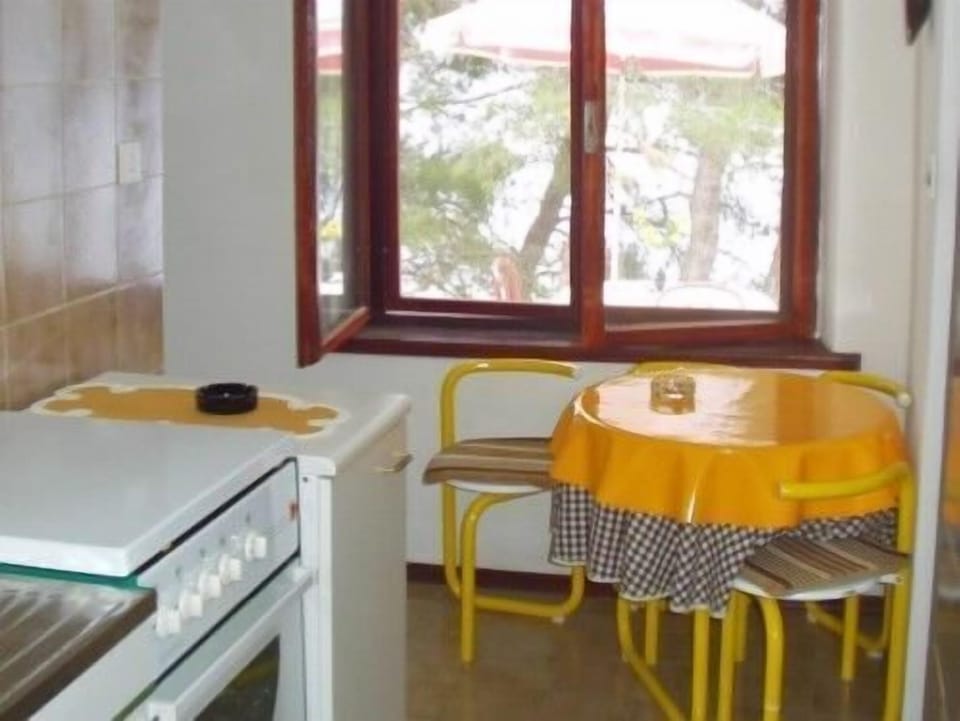 Private kitchen | Fridge, oven, stovetop, cookware/dishes/utensils