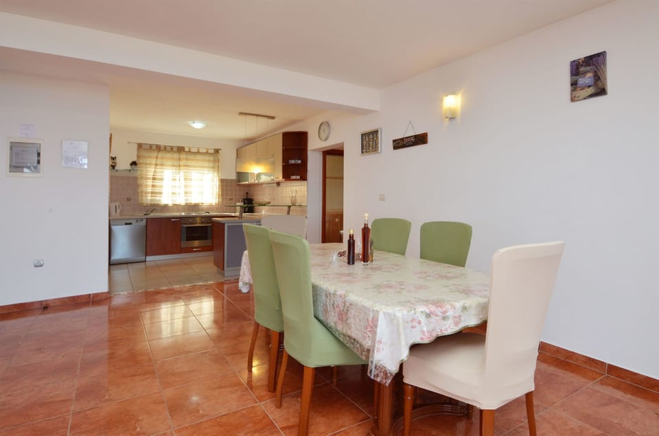 Private kitchen | Fridge, oven, stovetop, dishwasher