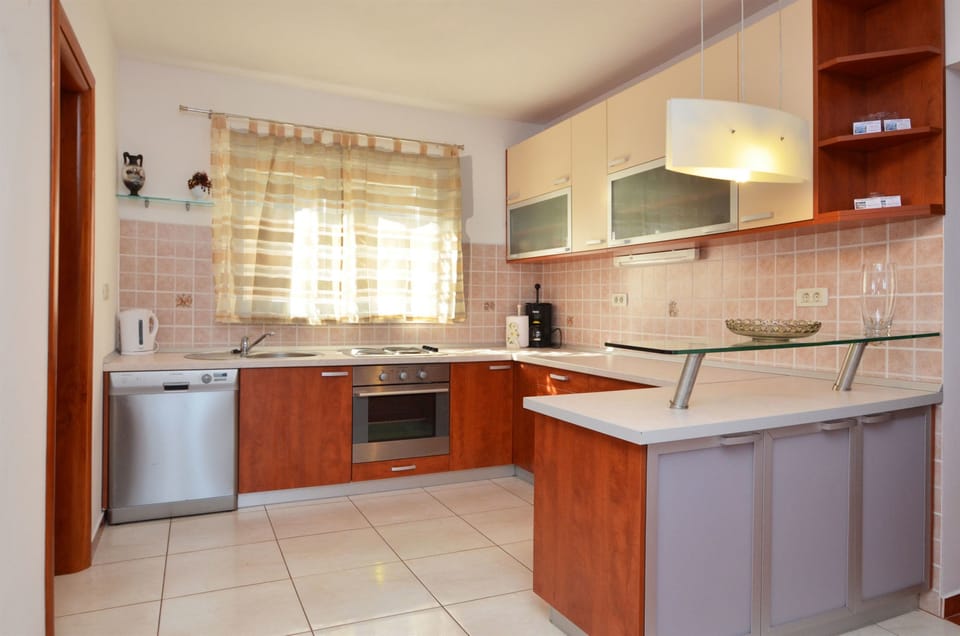 Private kitchen | Fridge, oven, stovetop, dishwasher
