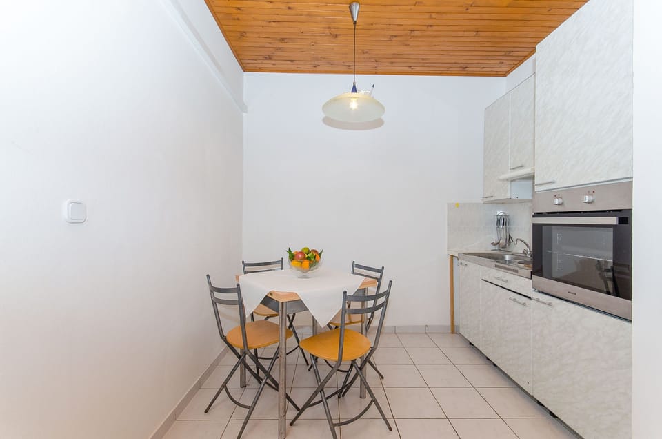 Private kitchen | Fridge, microwave, stovetop, cookware/dishes/utensils