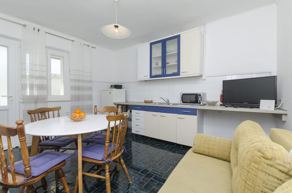 Private kitchen | Fridge, microwave, stovetop, espresso maker