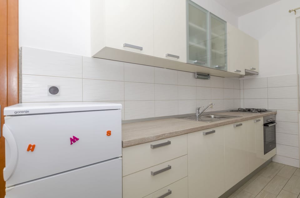 Private kitchen | Fridge, oven, stovetop, cookware/dishes/utensils