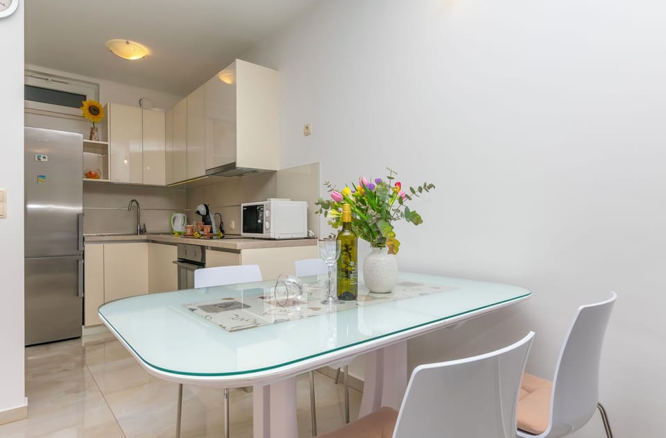 Apartment (A1) | Private kitchen | Fridge, microwave, oven, stovetop