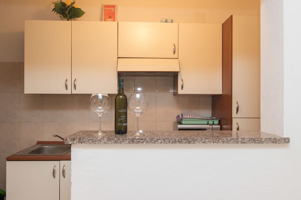 Private kitchen | Fridge, oven, stovetop, electric kettle