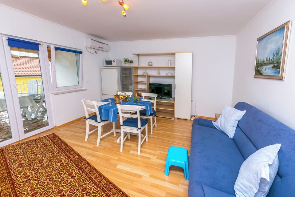 Apartment (A1) | Living room | TV