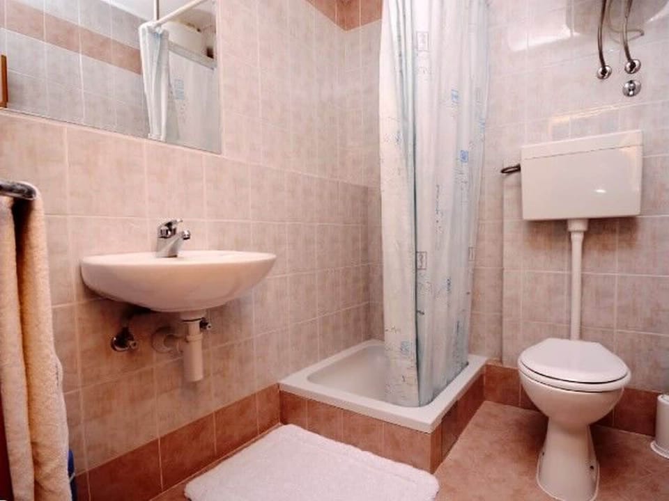 Apartment (A6) | Bathroom
