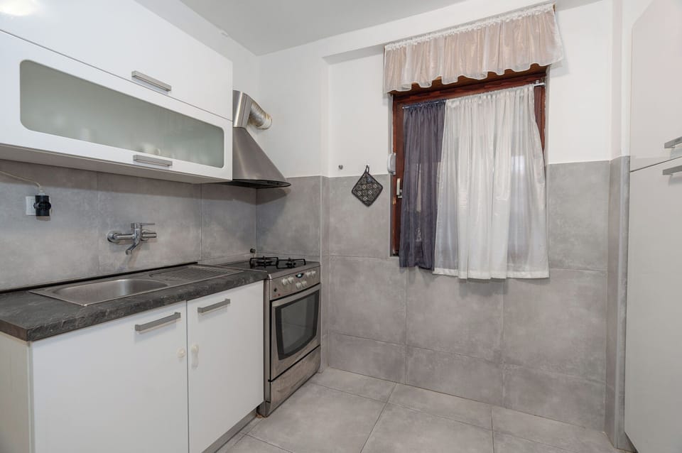 Apartment (A1) | Private kitchen | Fridge, microwave, oven, stovetop