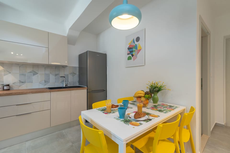 Private kitchen | Fridge, oven, stovetop, espresso maker