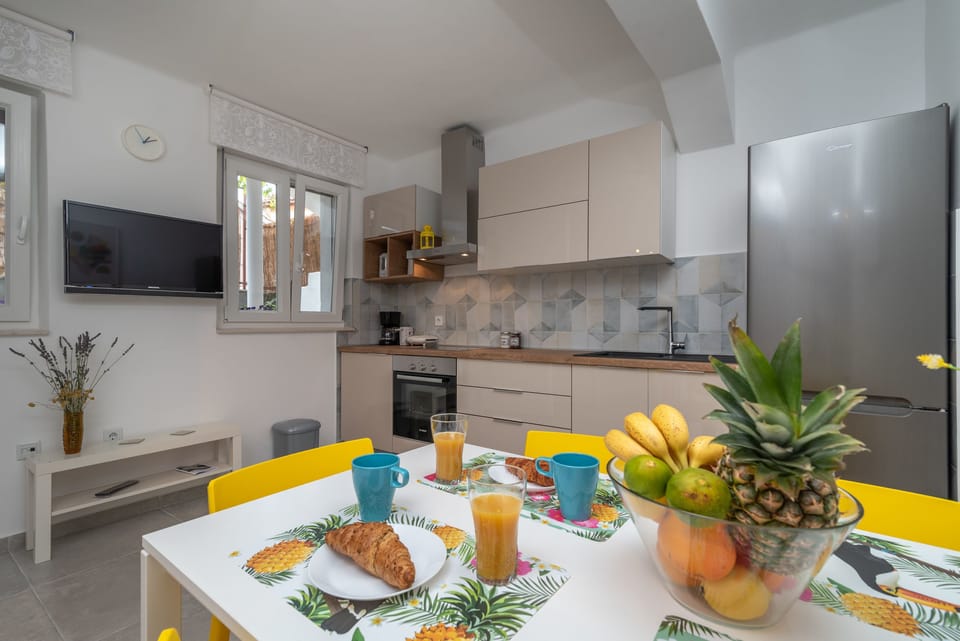 Private kitchen | Fridge, oven, stovetop, espresso maker