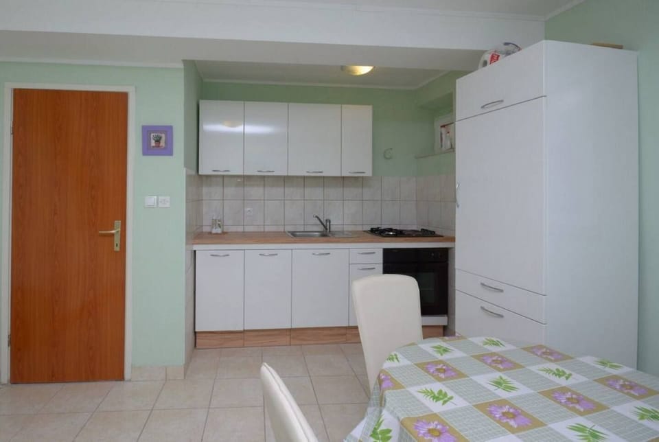 Private kitchen | Fridge, oven, stovetop, cookware/dishes/utensils