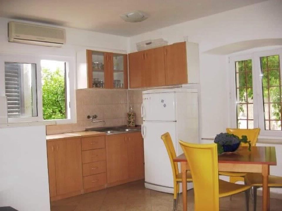 House | Private kitchen | Fridge, microwave, oven, stovetop