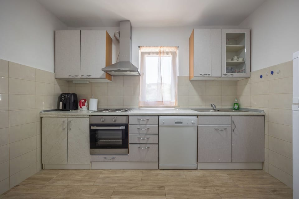 Apartment (A1) | Private kitchen | Fridge, microwave, oven, stovetop