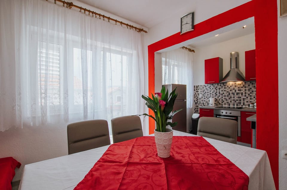 House | Private kitchen | Fridge, microwave, oven, stovetop