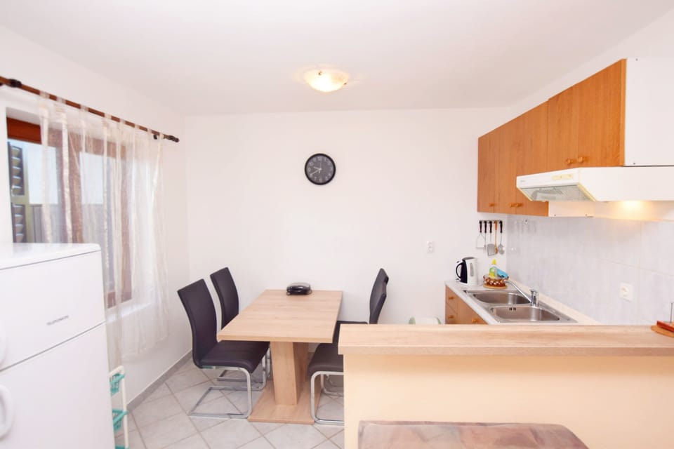 Private kitchen | Fridge, microwave, stovetop, coffee/tea maker