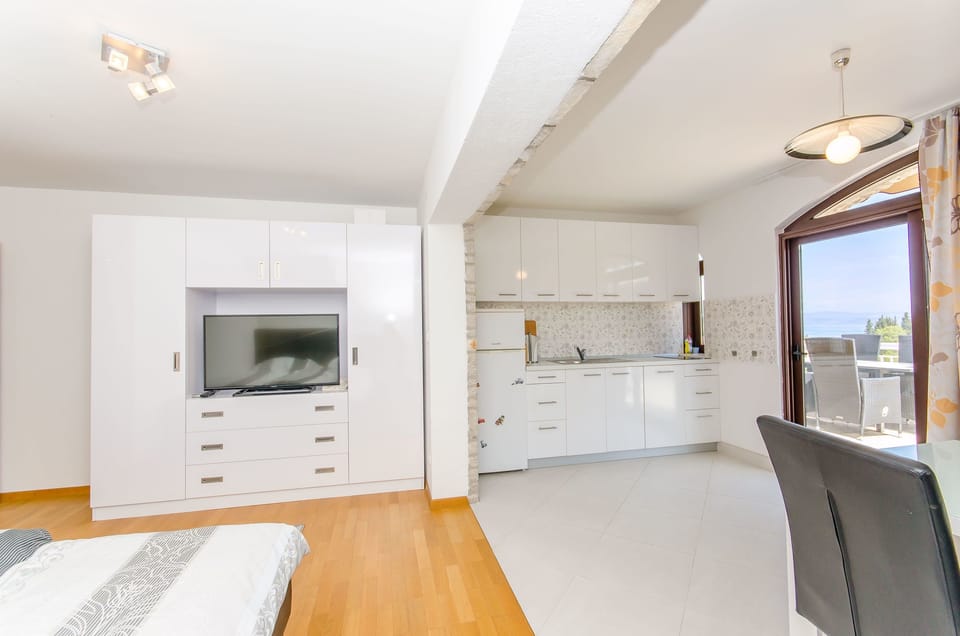 Private kitchen | Fridge, stovetop, cookware/dishes/utensils, freezer