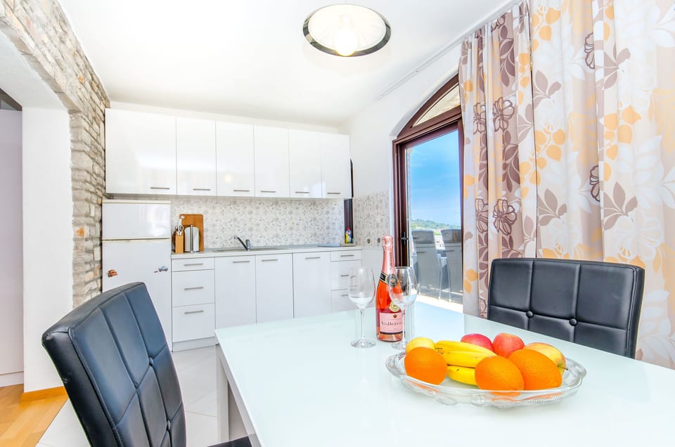 Private kitchen | Fridge, stovetop, cookware/dishes/utensils, freezer
