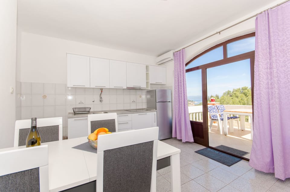 Private kitchen | Fridge, stovetop, cookware/dishes/utensils, freezer