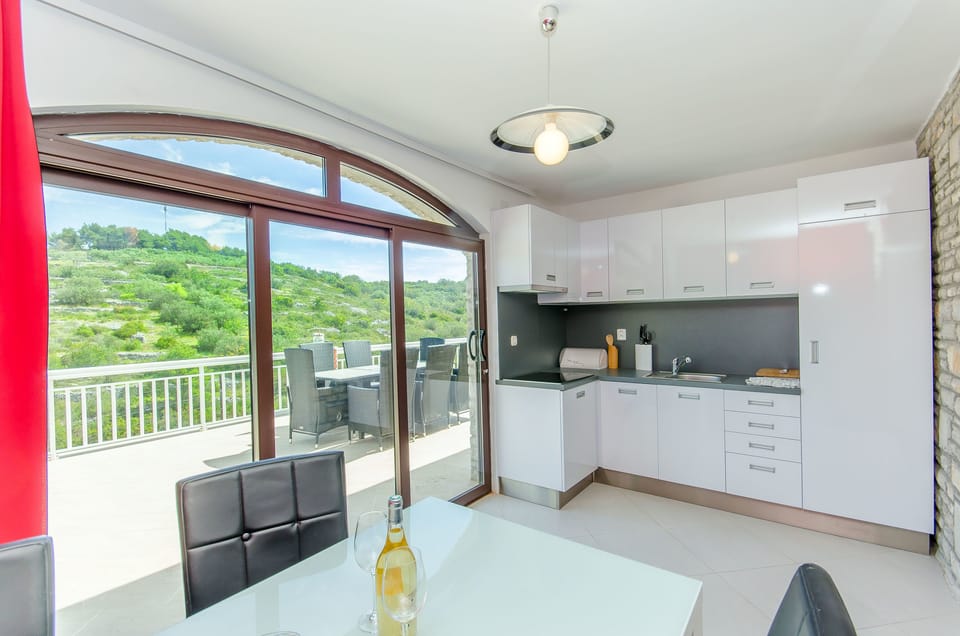 Private kitchen | Fridge, stovetop, cookware/dishes/utensils, freezer