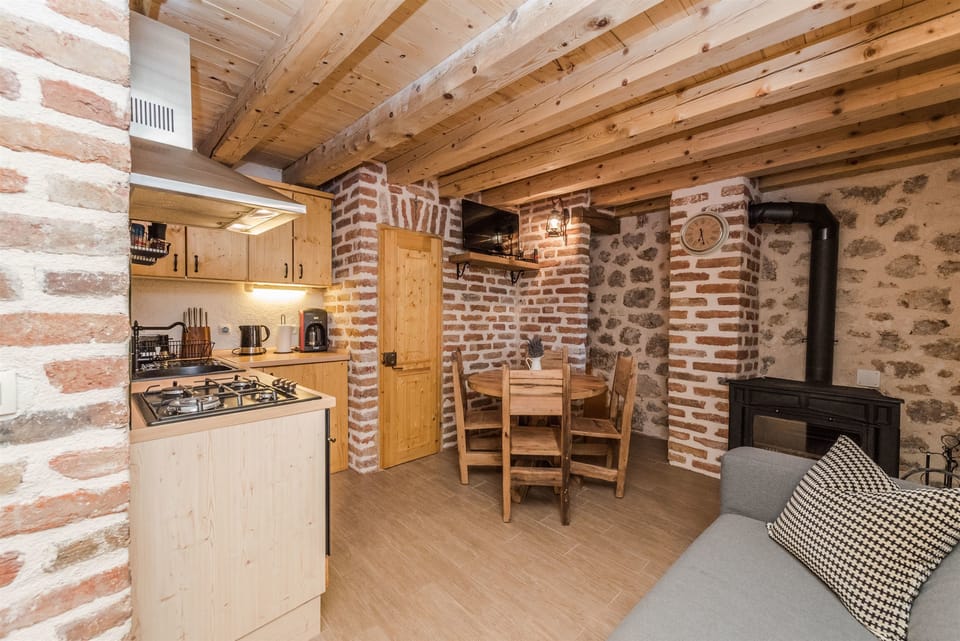 Private kitchen | Fridge, oven, stovetop, espresso maker