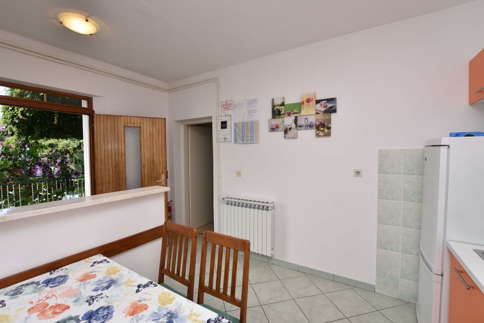 Apartment (A1) | Private kitchen | Fridge, oven, stovetop, electric kettle