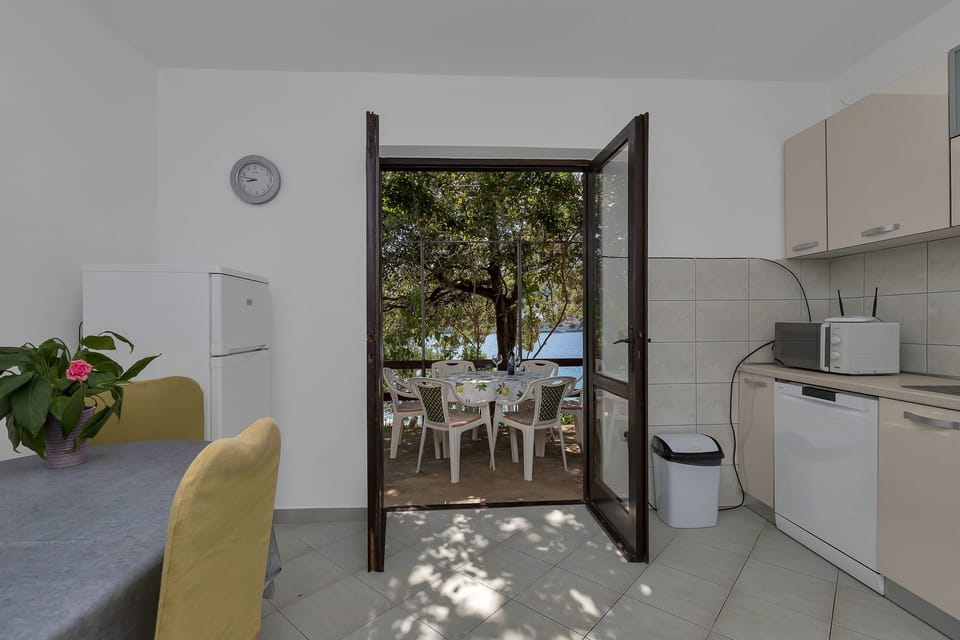 Private kitchen | Fridge, microwave, oven, stovetop