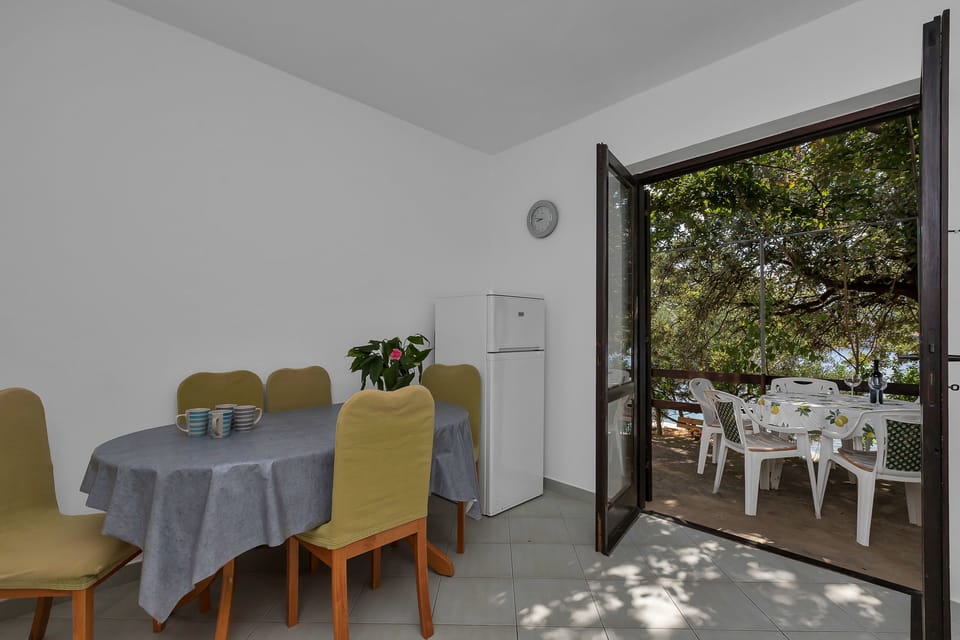 Private kitchen | Fridge, microwave, oven, stovetop