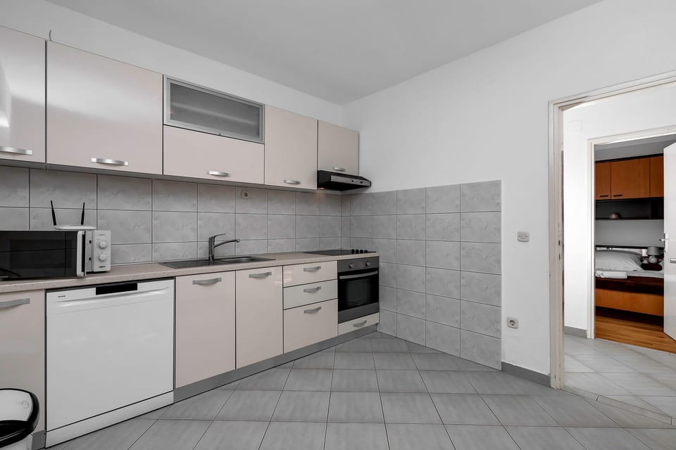 Private kitchen | Fridge, microwave, oven, stovetop