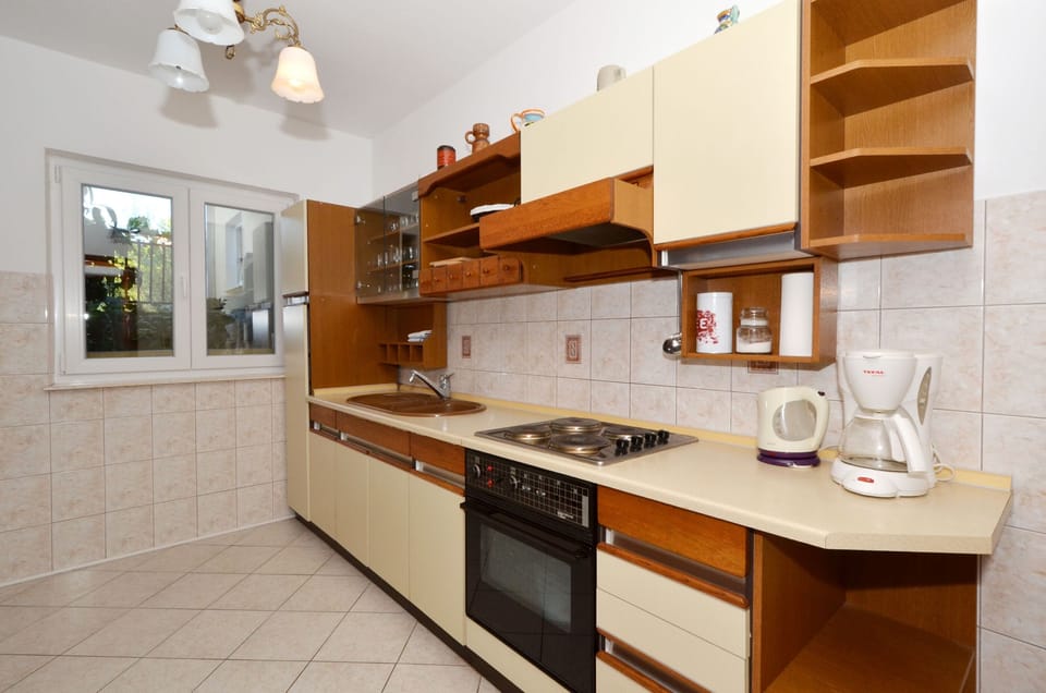 Private kitchen | Fridge, oven, stovetop, dishwasher