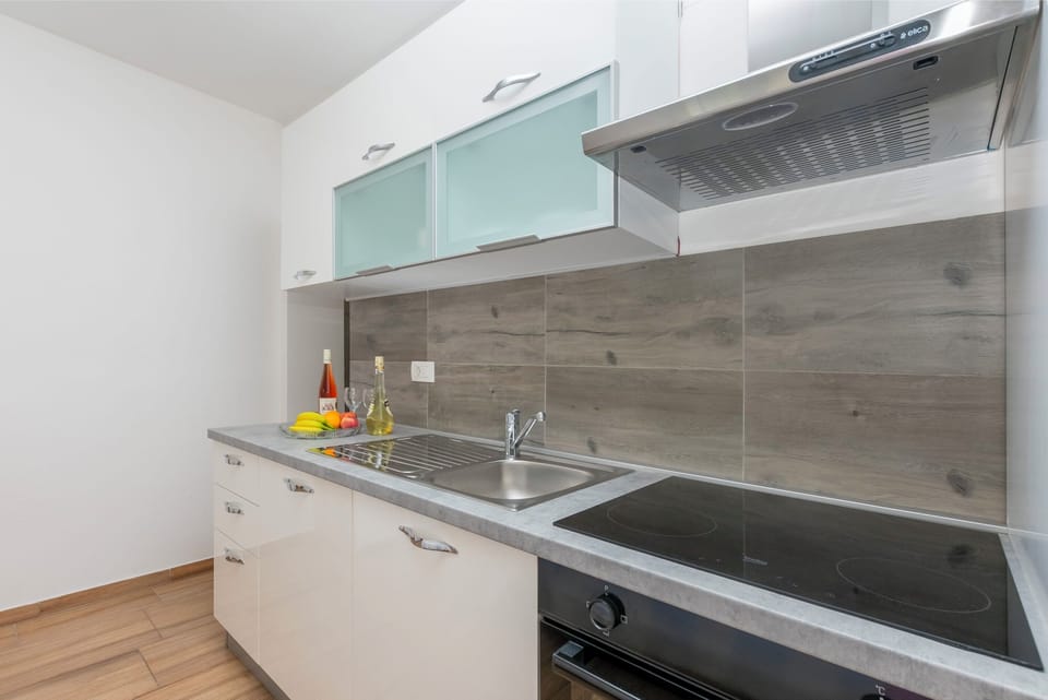 Apartment (A2) | Private kitchen | Fridge, stovetop, electric kettle, cookware/dishes/utensils