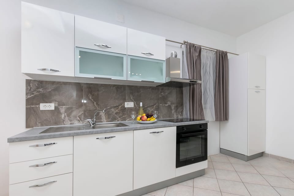 Apartment (A5) | Private kitchen | Fridge, stovetop, electric kettle, cookware/dishes/utensils