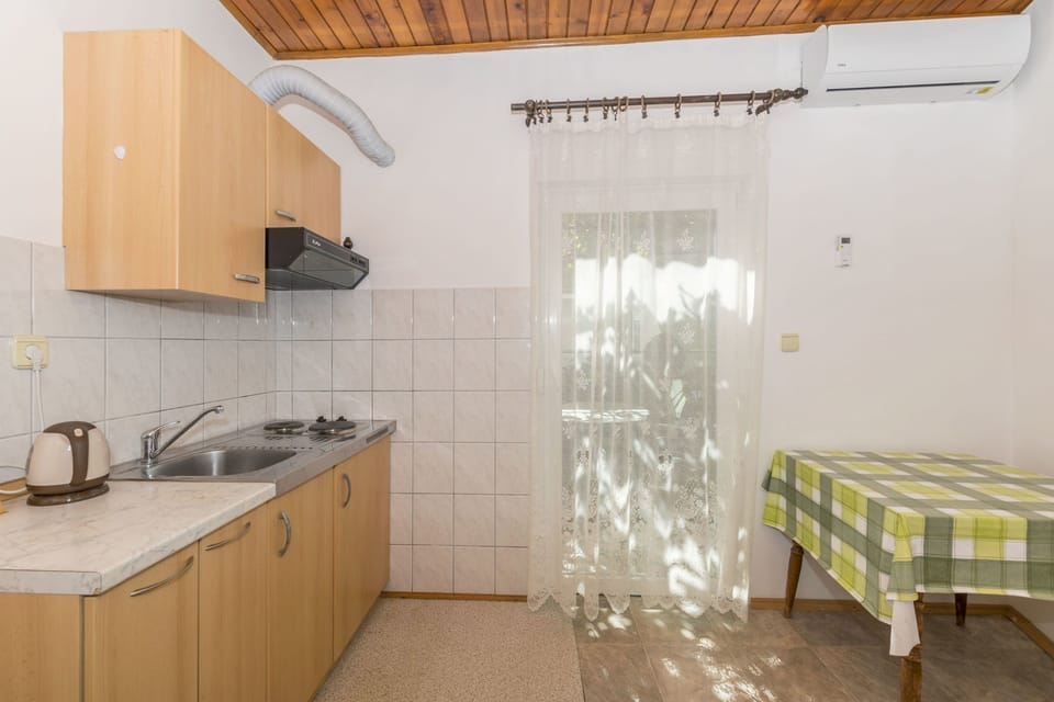 Private kitchen | Fridge, stovetop, electric kettle, cookware/dishes/utensils