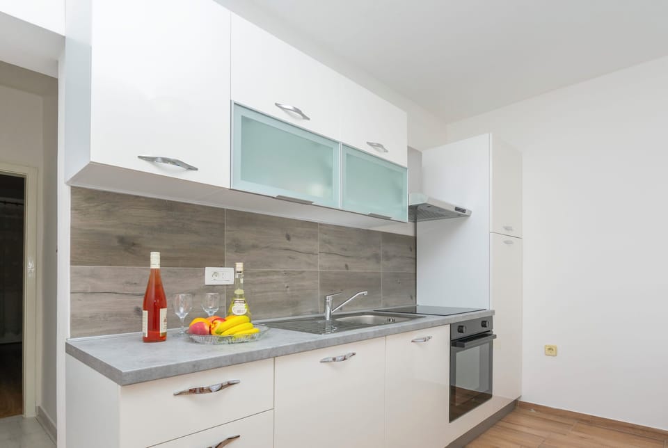 Apartment (A2) | Private kitchen | Fridge, stovetop, electric kettle, cookware/dishes/utensils