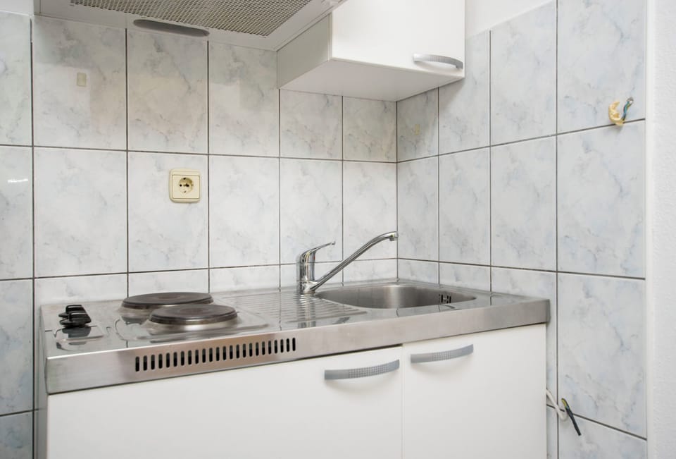 Apartment (A7) | Private kitchen | Fridge, stovetop, electric kettle, cookware/dishes/utensils