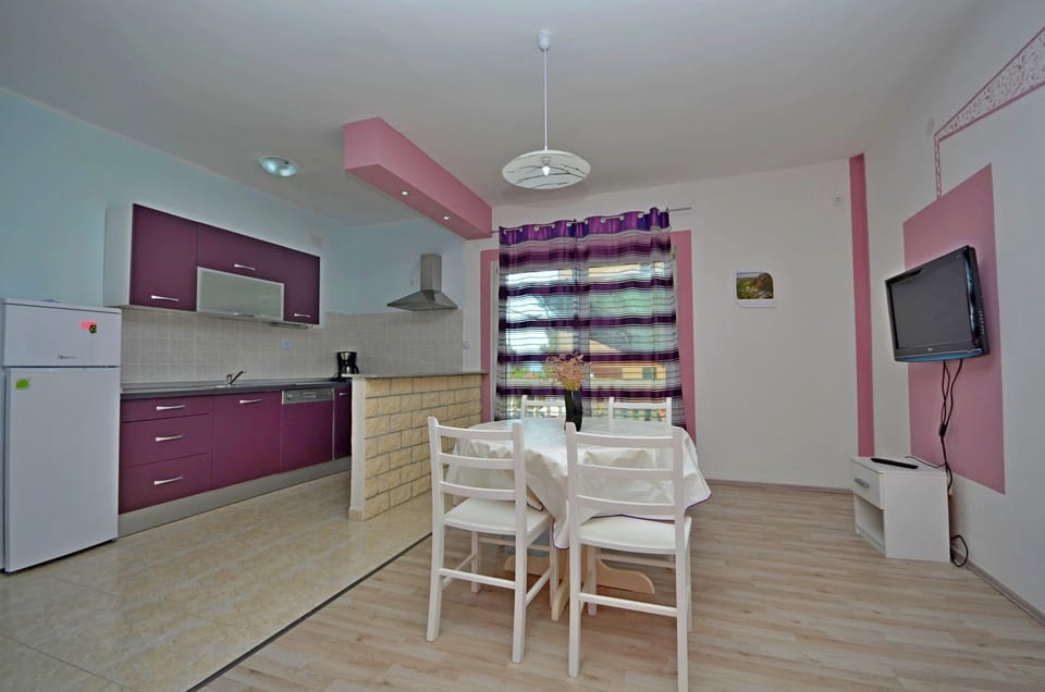 Private kitchen | Fridge, oven, stovetop, dishwasher