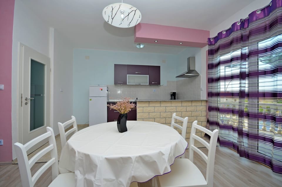 Private kitchen | Fridge, oven, stovetop, dishwasher
