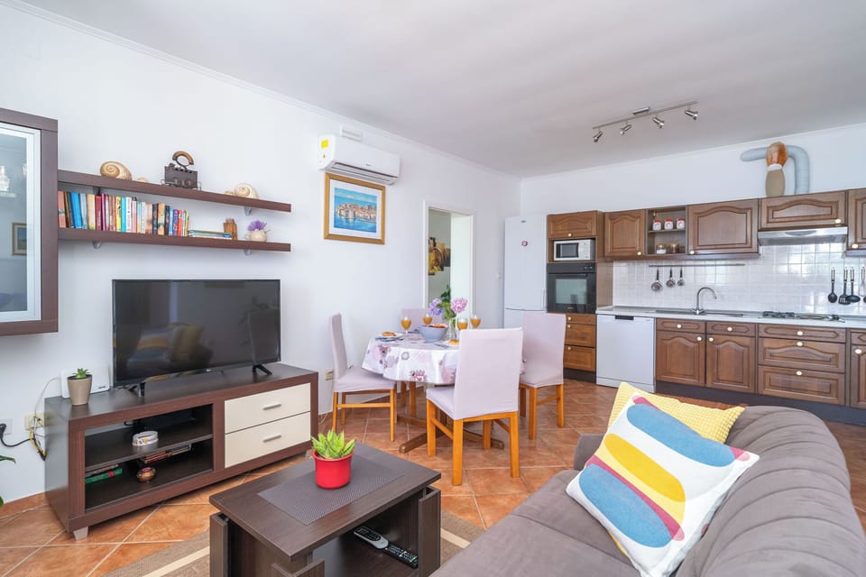 House | Living room | Smart TV, fireplace