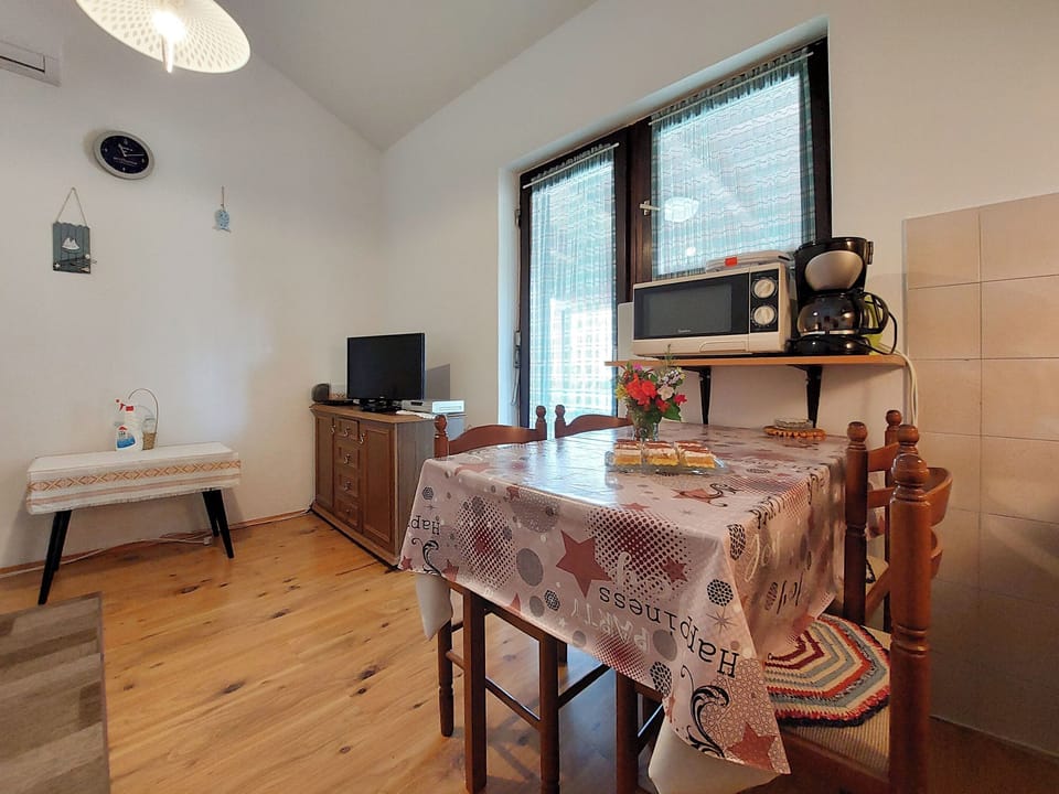 Apartment (A2) | Dining