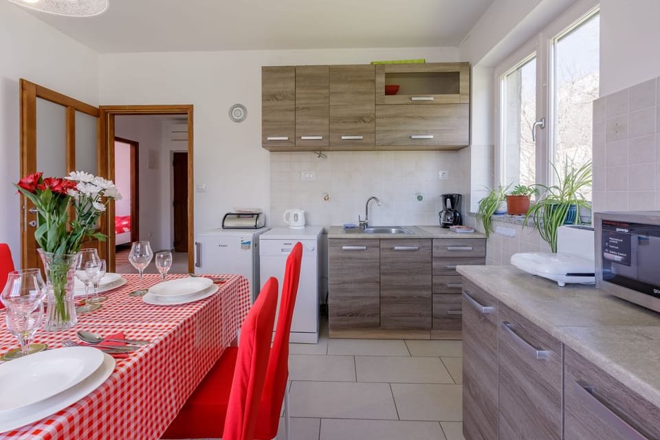 Private kitchen | Fridge, microwave, oven, stovetop