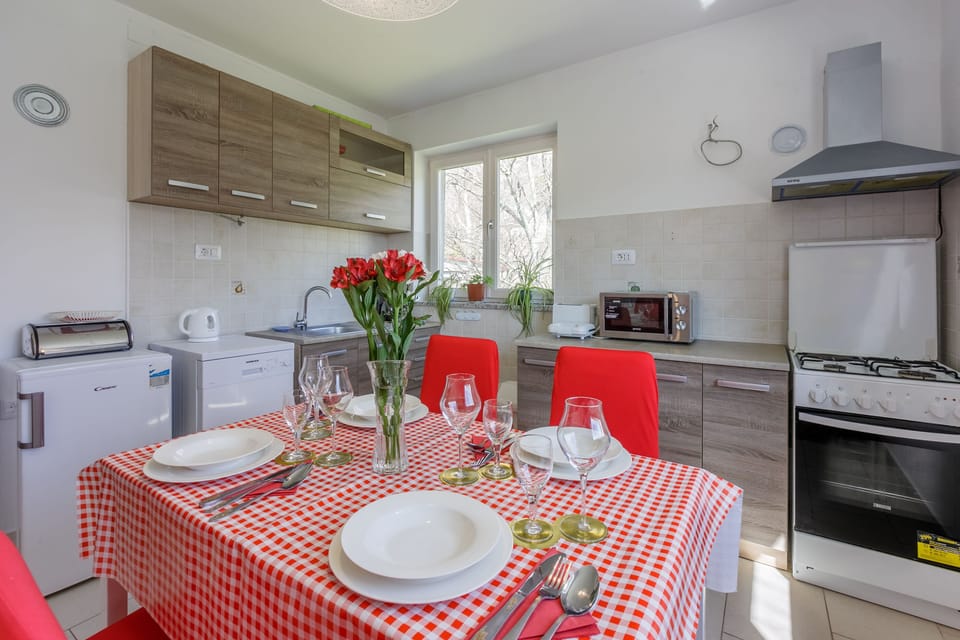 Private kitchen | Fridge, microwave, oven, stovetop