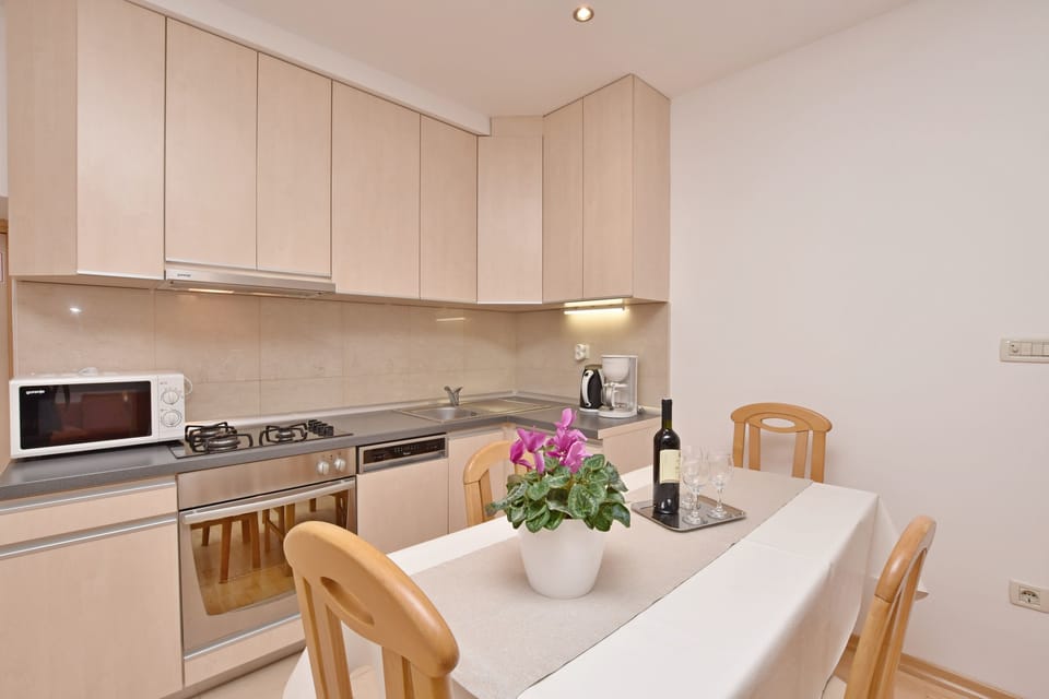 Private kitchen | Fridge, microwave, oven, stovetop