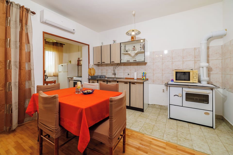 Apartment (A1) | Private kitchen | Fridge, oven, stovetop, espresso maker