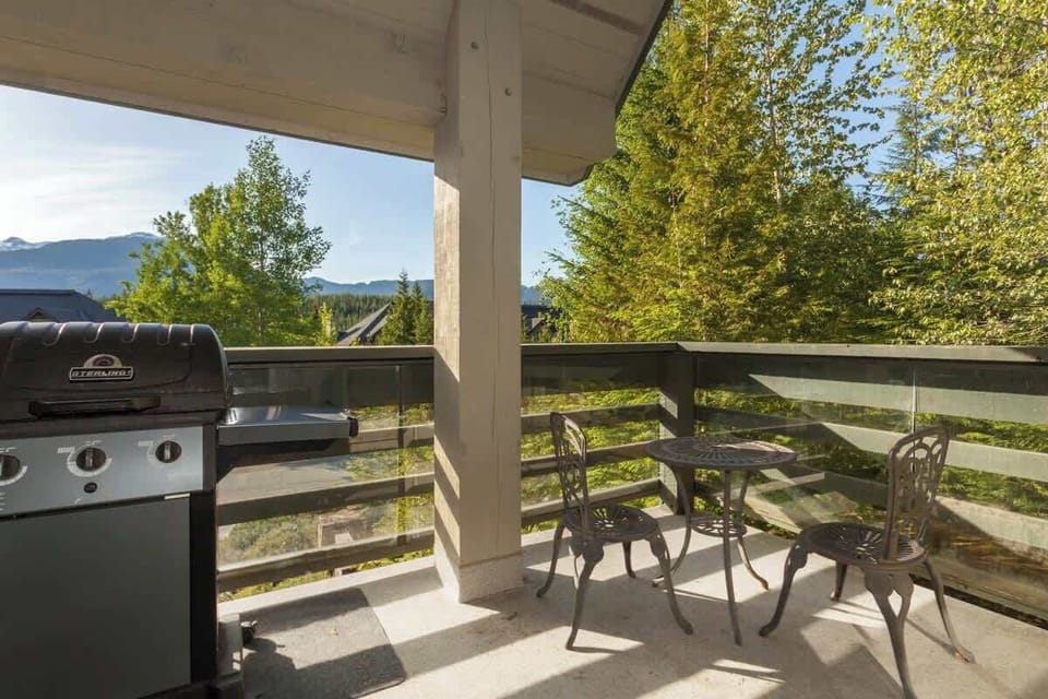 - Balcony with mountain views and BBQ grill  
- Fresh alpine air for perfect outdoor dining  
- Morning coffee or evening wine paradise  
