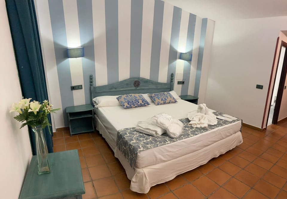 Suite, Bathtub | In-room safe, individually decorated, individually furnished, desk