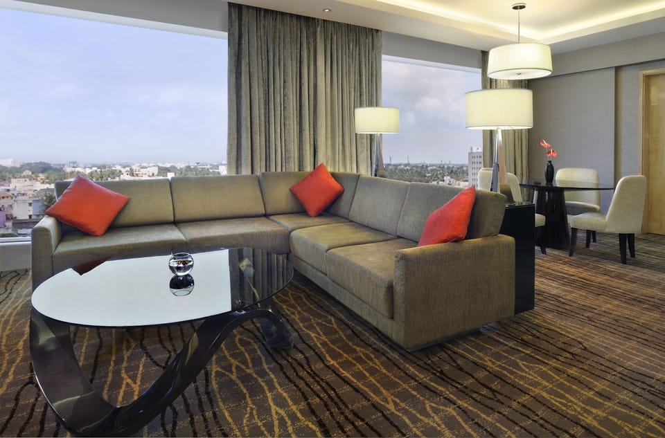 Executive Suite, 1 King Bed | Living area | 42-inch LCD TV with satellite channels, Smart TV, MP3 dock