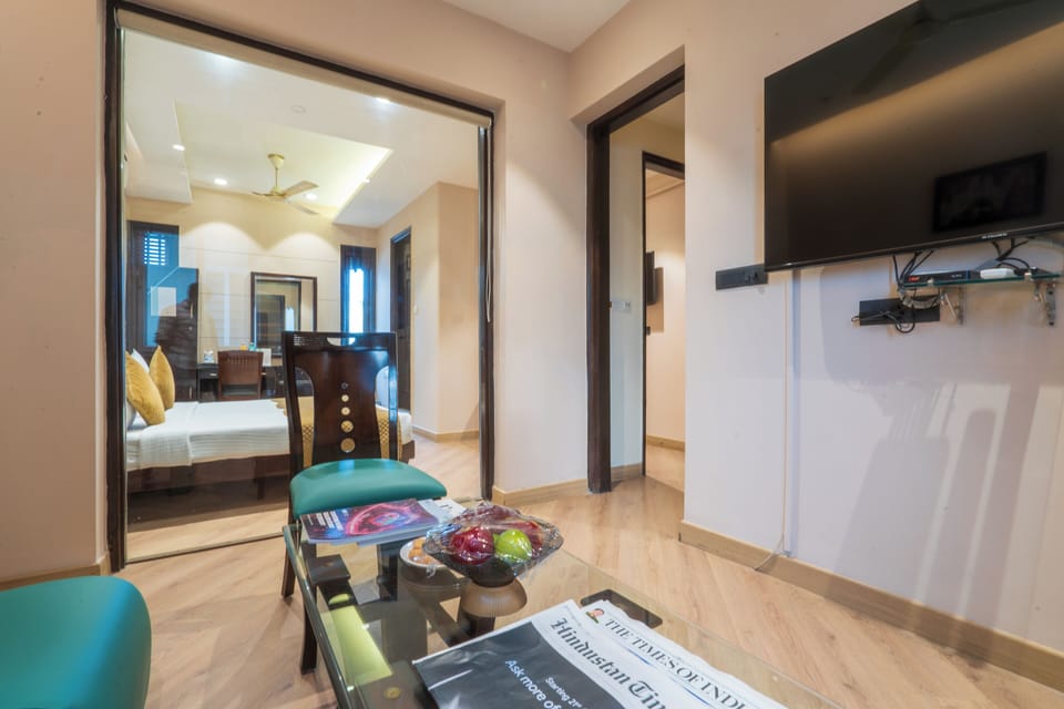Suite room with kitchenette | Premium bedding, pillowtop beds, in-room safe, desk