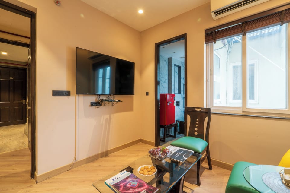 Suite room with kitchenette | Premium bedding, pillowtop beds, in-room safe, desk